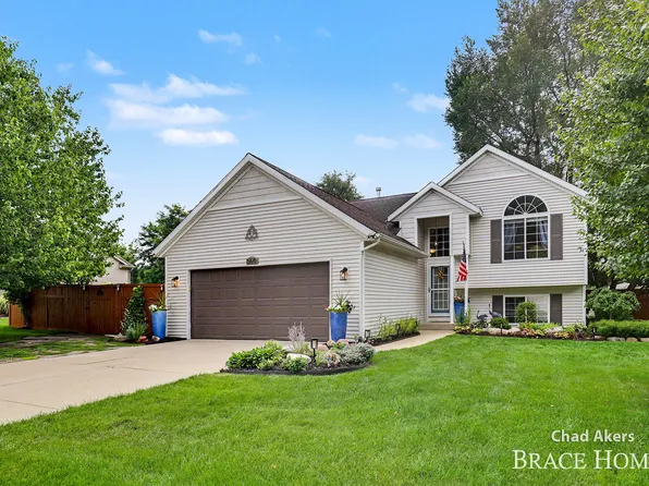 6876 Northway Dr NE, Rockford, MI 49341