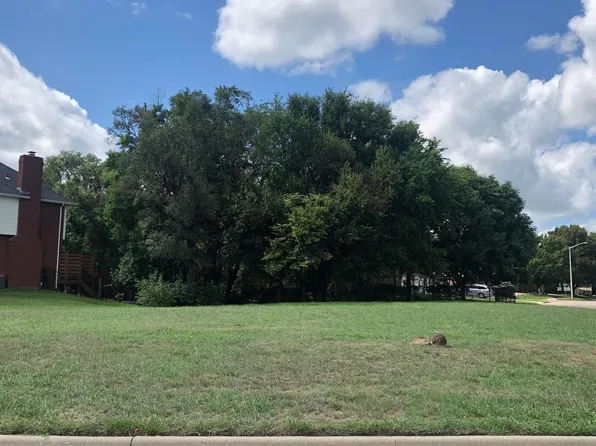 7402 W Lakewood Cir, Wichita, KS 67205