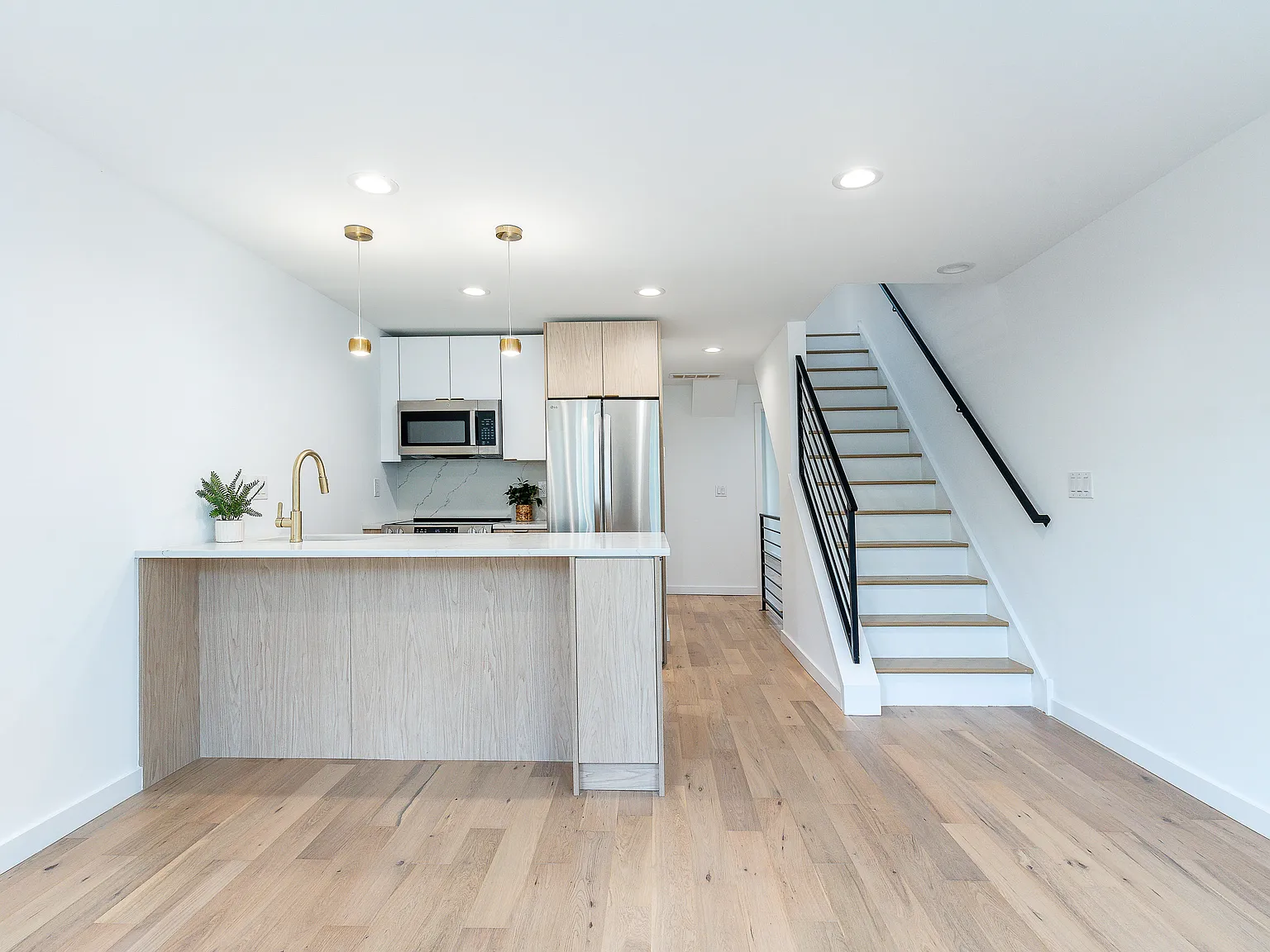 2 bed, 1050 sqft, $1,600 — Photo 3