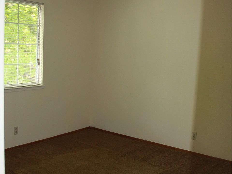 2nd image of 610 W 1st Ave