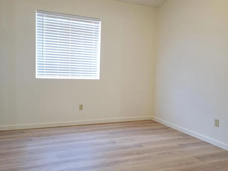 9689 N Donegal Pl — Photo 6