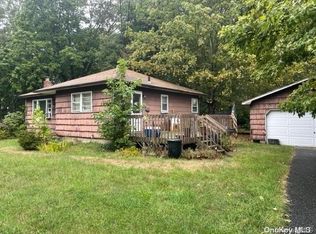 279 South St, Manorville, NY 11949