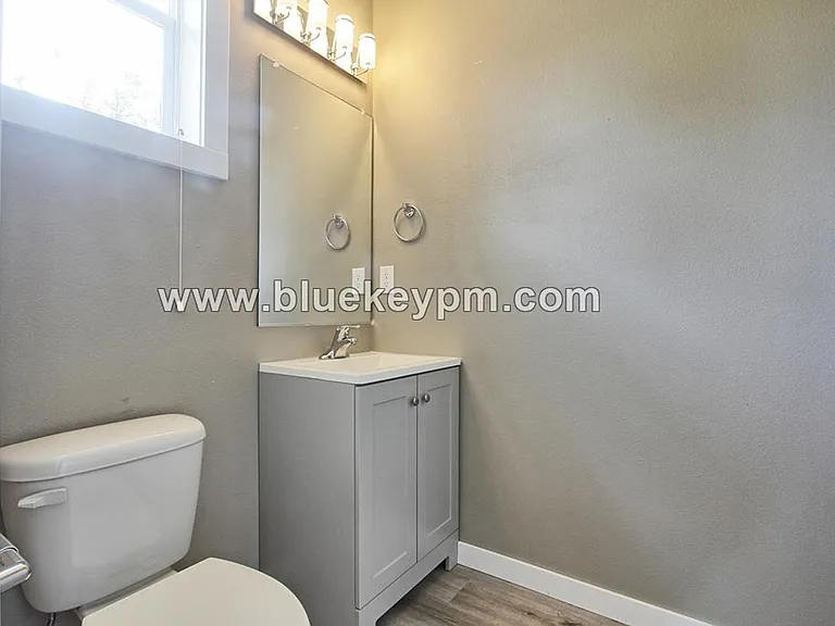 2713 Broadway — Photo 6