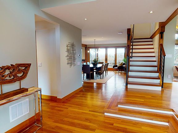 Entry to Dining room