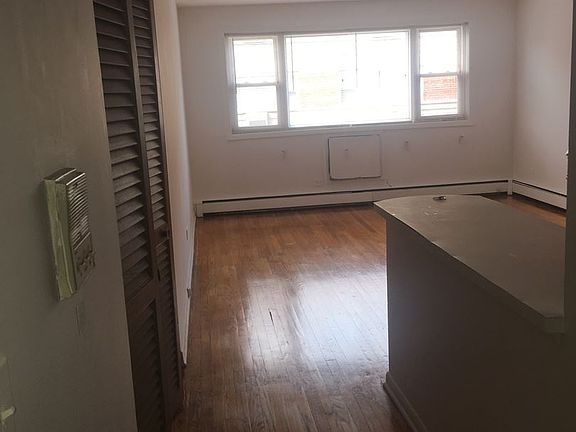4th image of 2405 W Balmoral Ave APT 2A