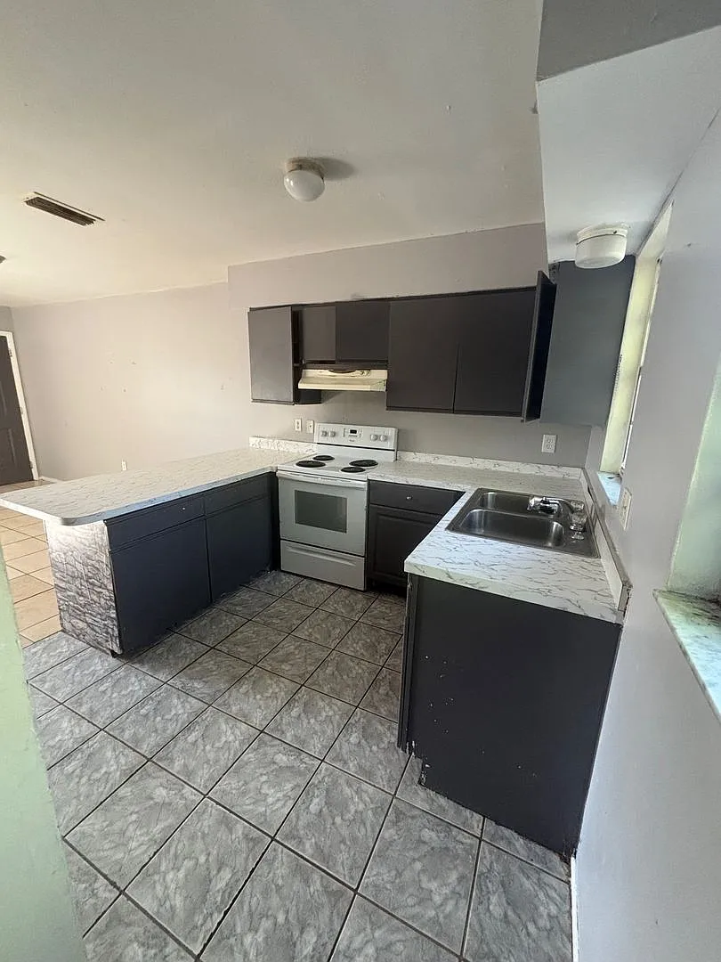 KAI9s 7plex 929 33rd Ave W Bradenton — Photo 3