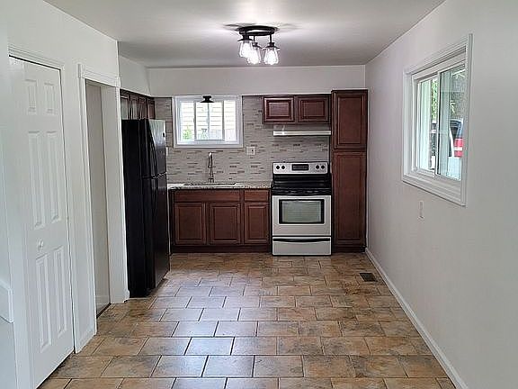 4th image of 35932 Vaughn Dr