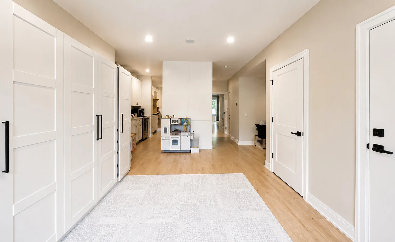 3 bed, 2.5 bath, 2800 sqft, $5,500 — Photo 3