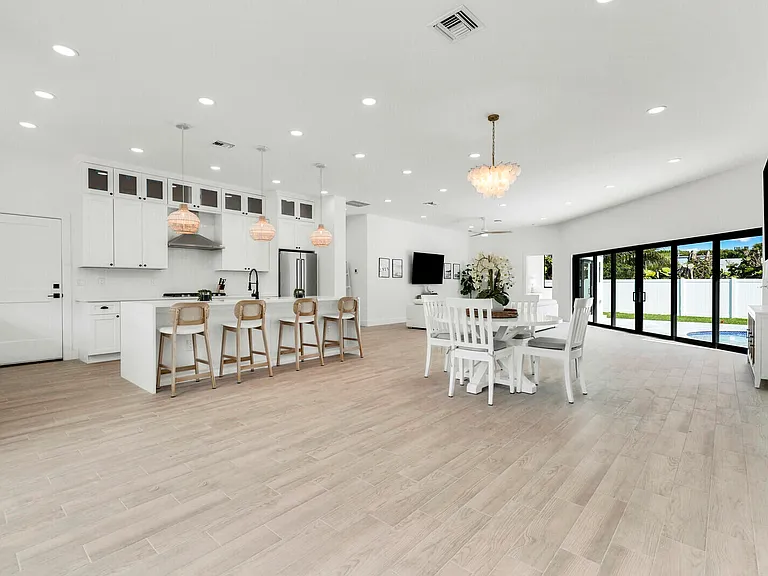 1248 N Harbor Dr — Photo 6