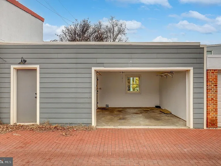 623 E St SE — Photo 46
