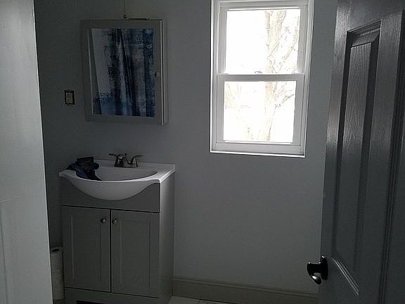 5th image of 37 Brown St