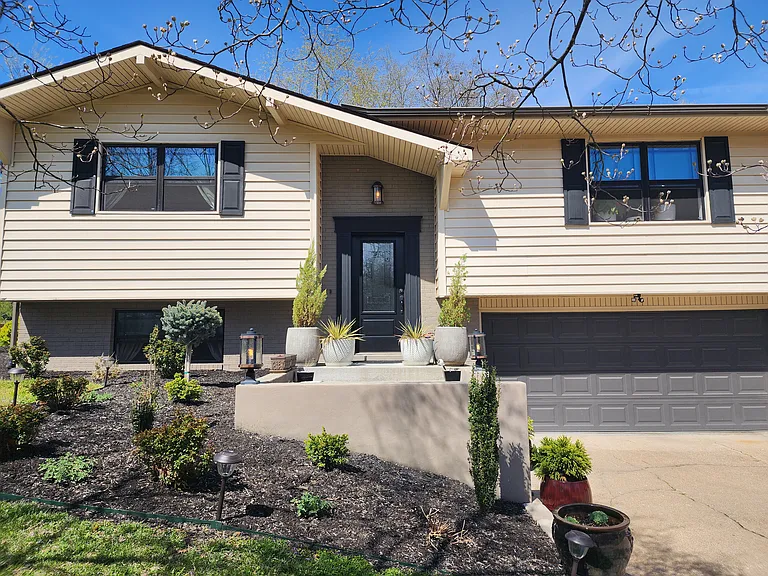 2302 Sherwood Dr — Photo 2