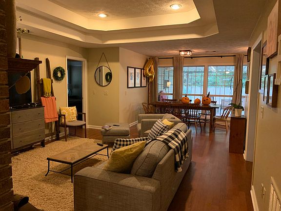 Living Room w/Tray Ceiling