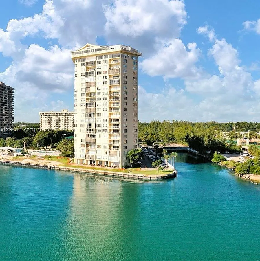 Jockey Club Condo — Photo 4