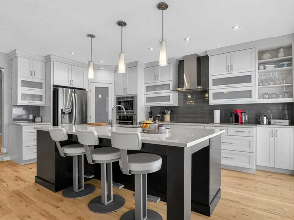 12 N Wood Cres SW, Calgary, AB T2W 4B6
