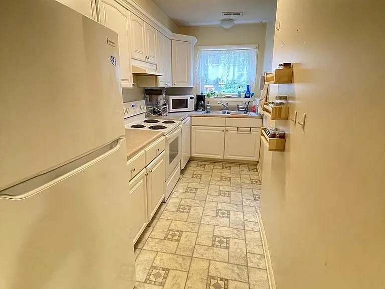 400 Davie Rd #9 — Photo 6