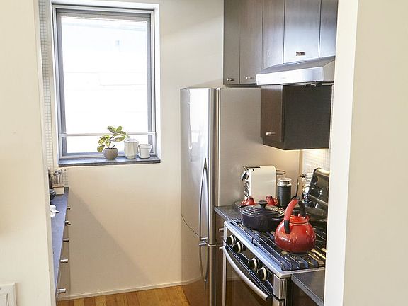 3rd image of 105 Ainslie St #2A