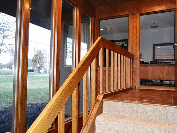 4th image of 869 Meadow Dr