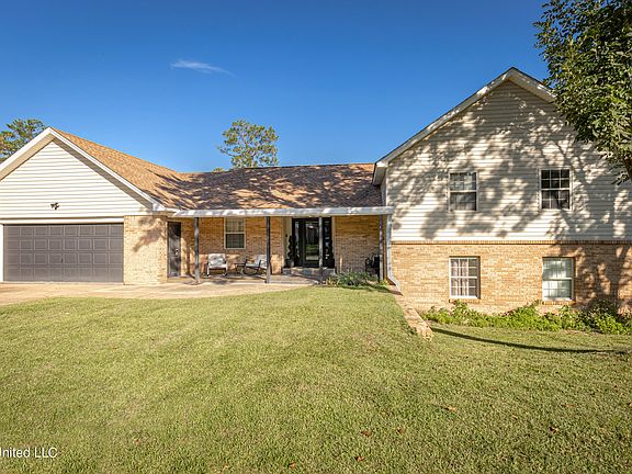 3rd image of 3709 Queen Elizabeth Dr