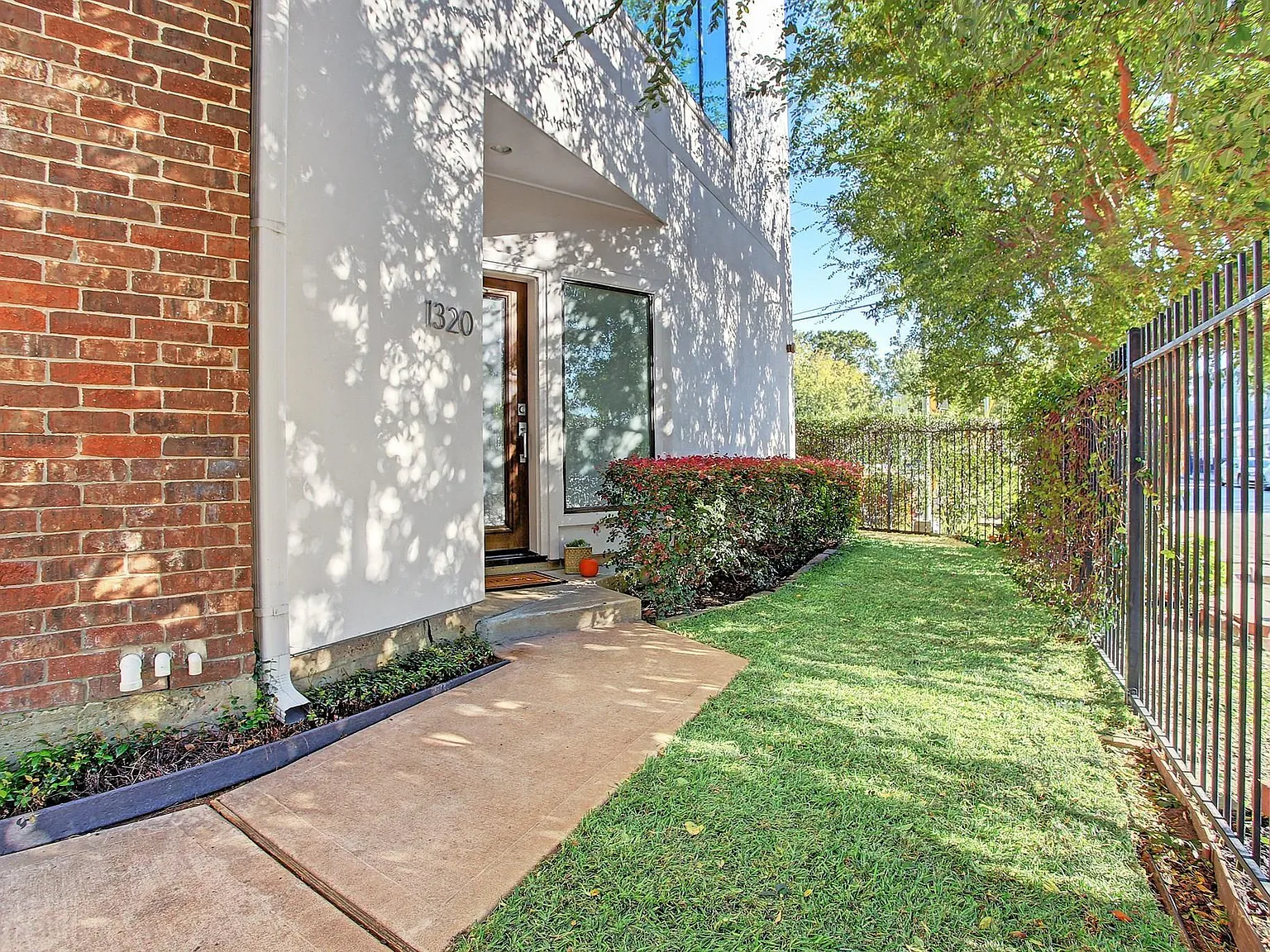 3 bed, 3.5 bath, 2479 sqft, $3,990 — Photo 3