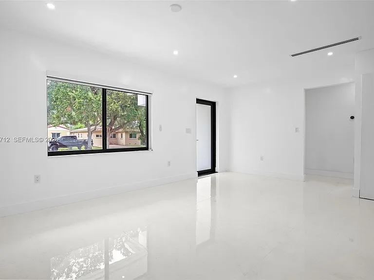 56 Whitethorn Dr — Photo 4