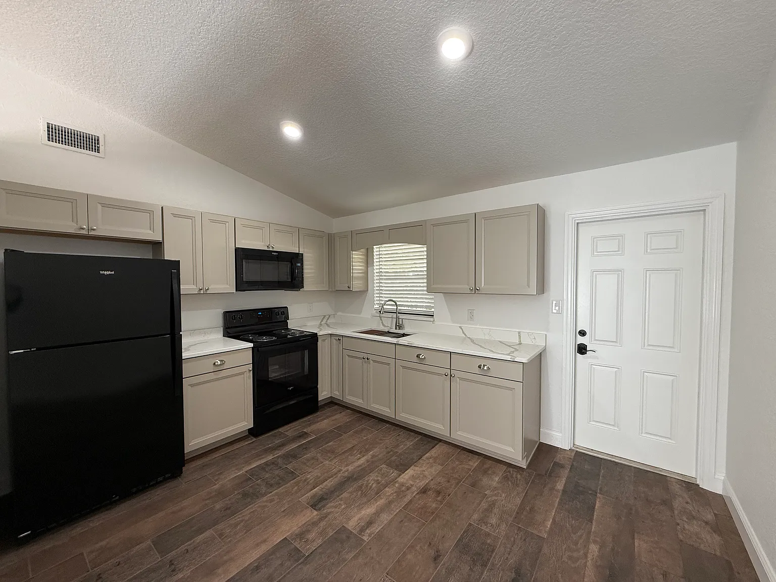 2 bed, 812 sqft, $1,200 — Photo 3