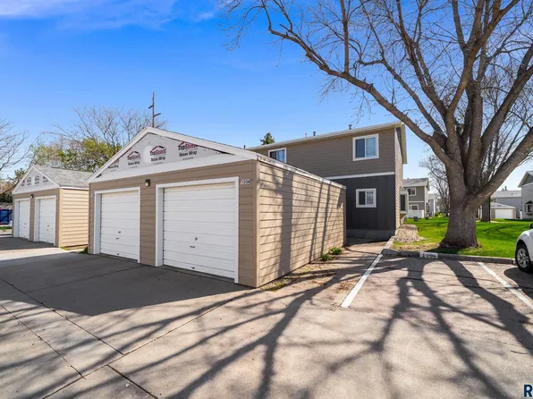 1206 S Bridgeport Pl, Sioux Falls, SD 57106