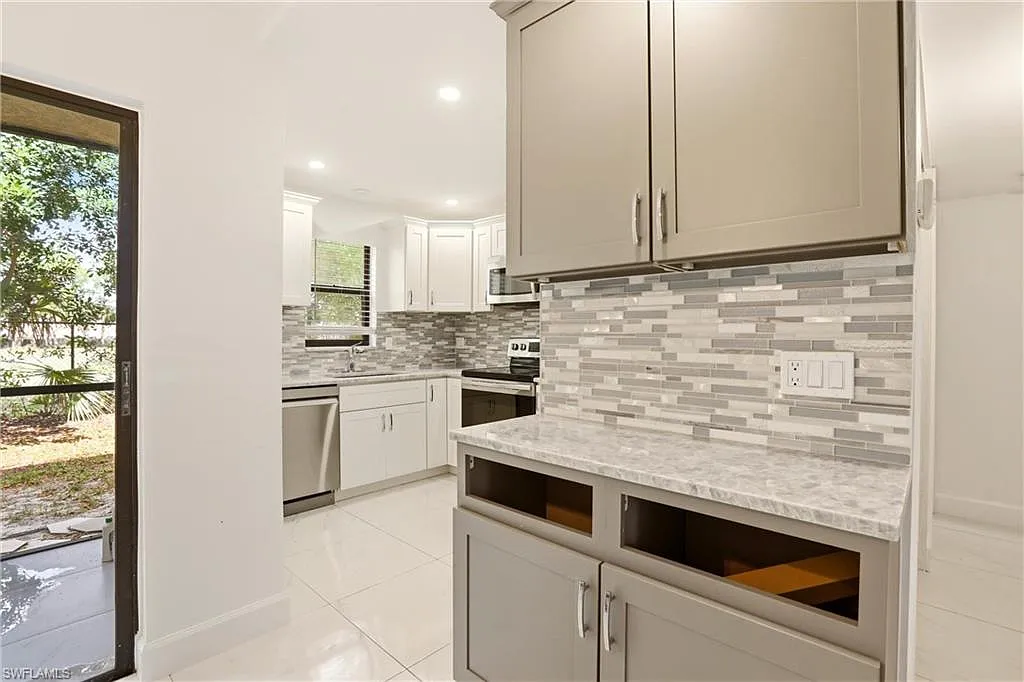 2 bed, 2.0 bath, 950 sqft, $1,945 — Photo 4