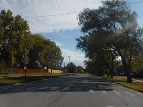 Exterior Neighborhood (street photo)