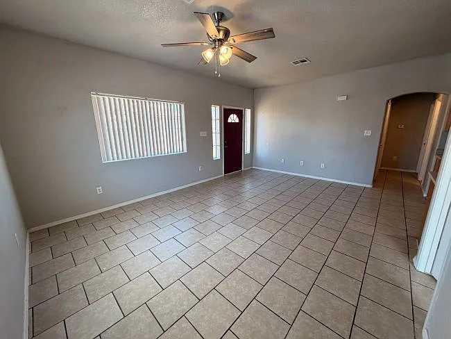 3 bed, 902 sqft, $1,195 — Photo 3
