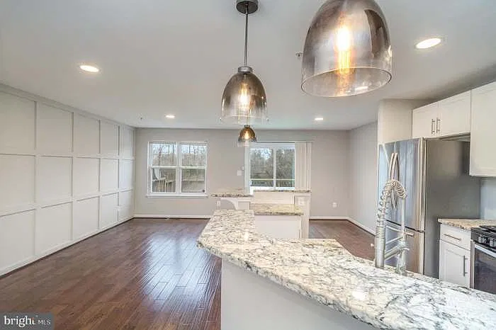 3 bed, 2050 sqft, $2,899 — Photo 4
