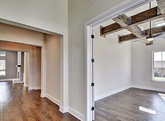 2nd image of 121 Laura Ln