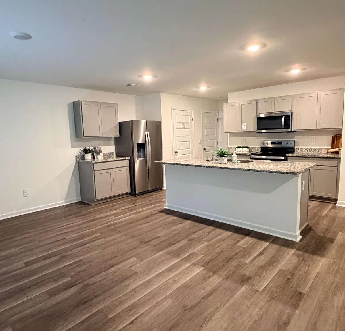 4 bed, 2.5 bath, 1929 sqft, $1,999 — Photo 2