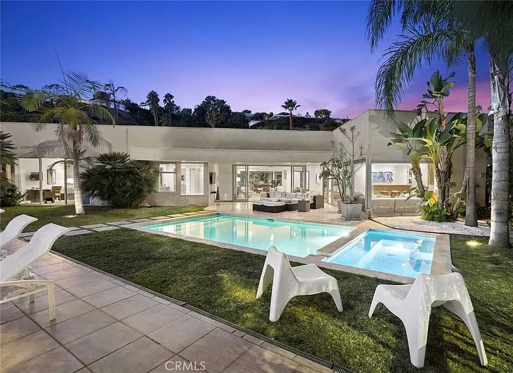 6 bed, 8060 sqft, $35,000 — Photo 2