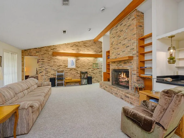 103 Memorial Ln — Photo 4