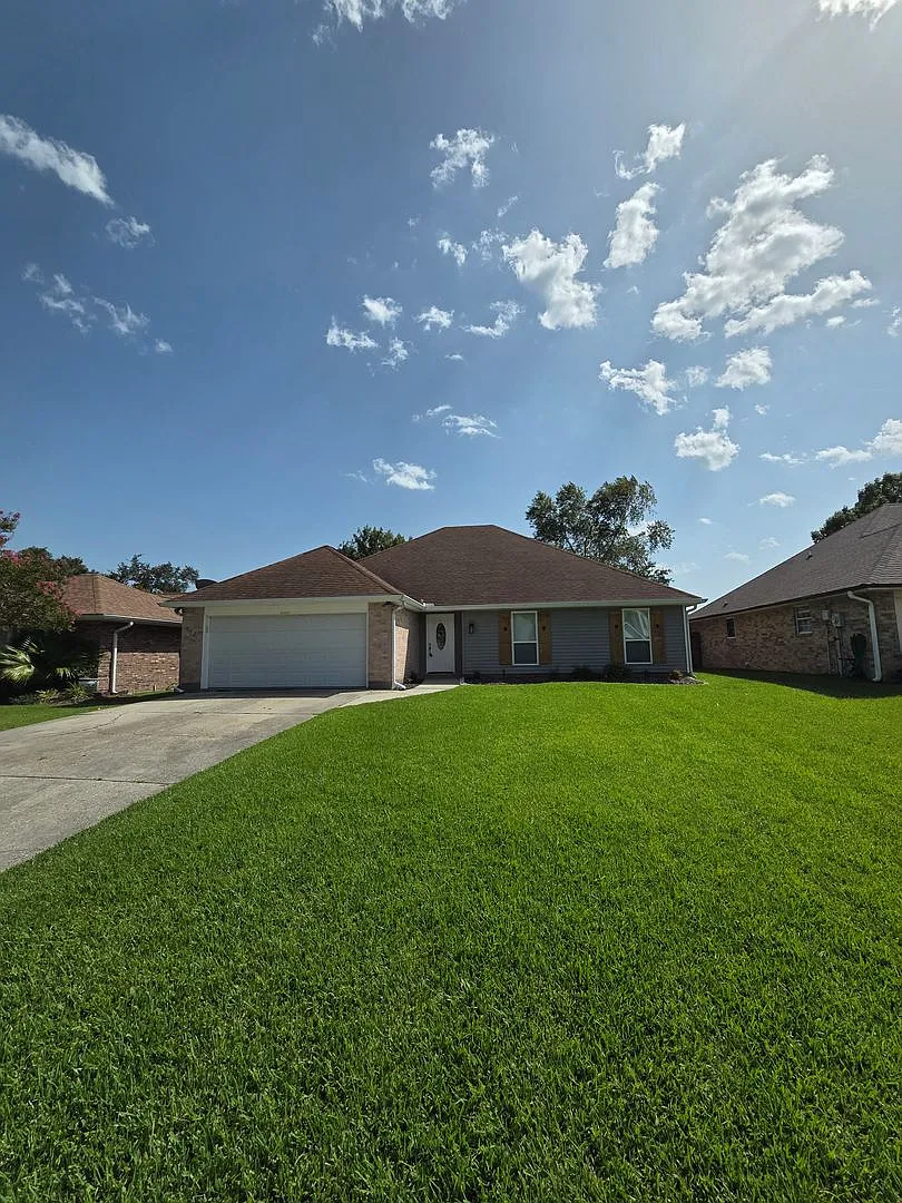 Water Front Living 3 Bedroom 2 Bath Open floor plan No Carpet — Photo 3