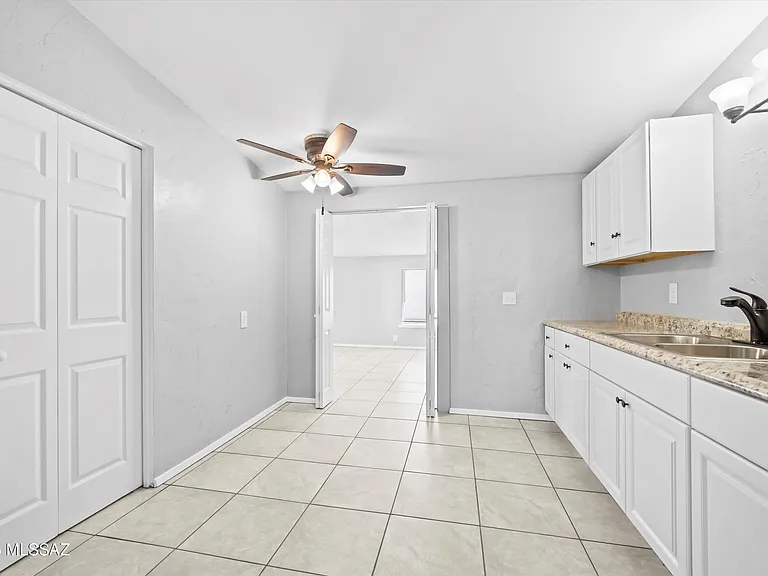 202 S Avenue C — Photo 8