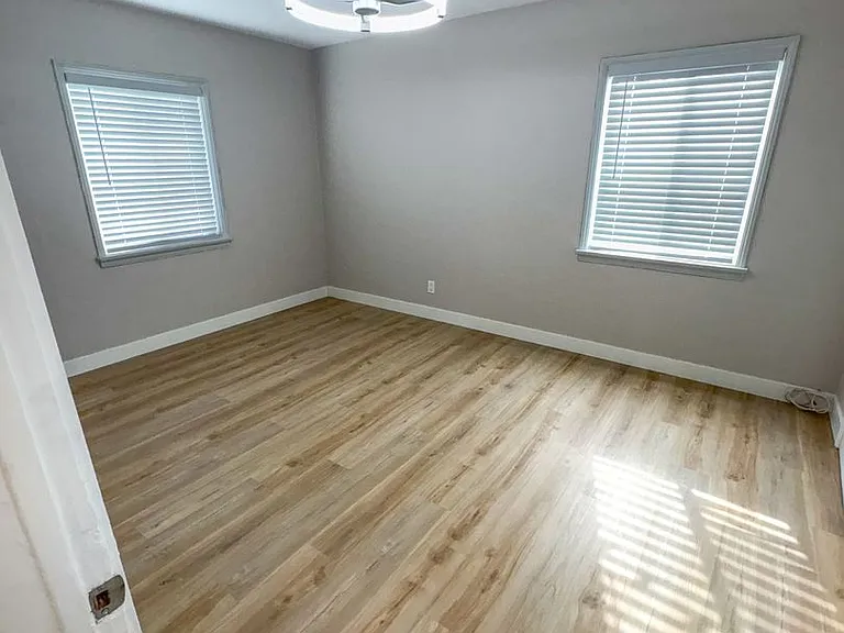 527 Hyde Park Blvd — Photo 9