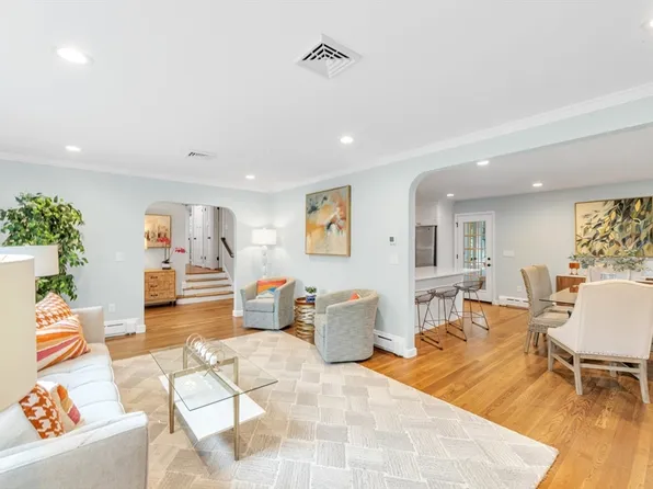 69 Hackensack Rd, Chestnut Hill, MA 02467