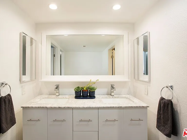 18755 Hatteras St #16 — Photo 23