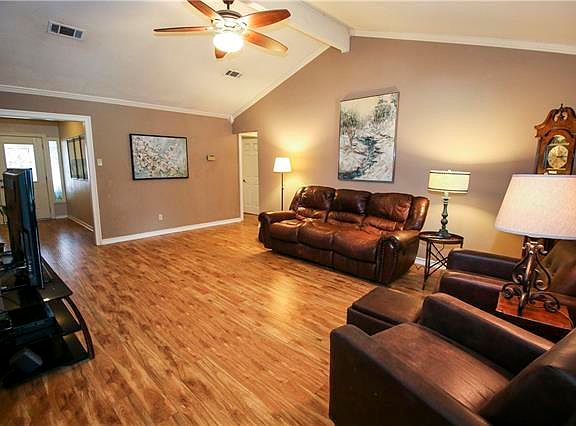 5th image of 917 Meadowbrook Dr