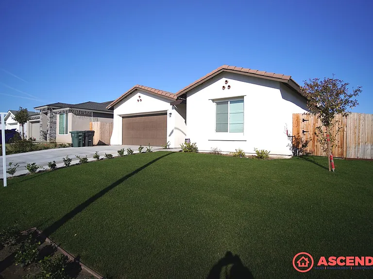 1018 Warwickshire Ave — Photo 1