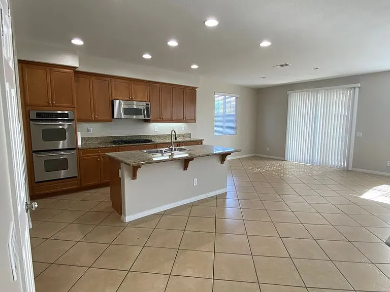 36772 Maxmillian Ave — Photo 10