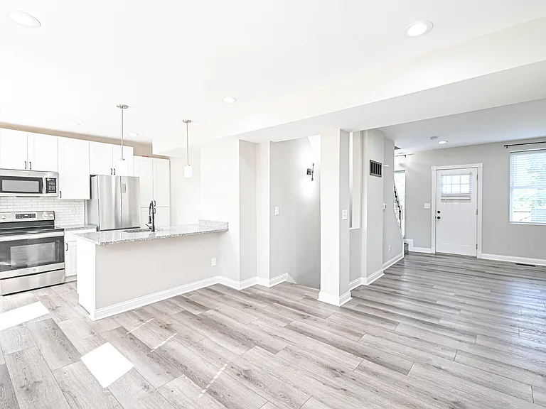 2823 Ashland Ave — Photo 9