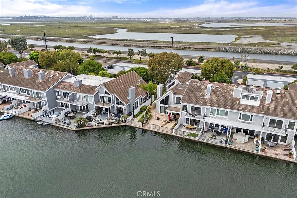 3 bed, 3.5 bath, 1890 sqft, $5,995 — Photo 1