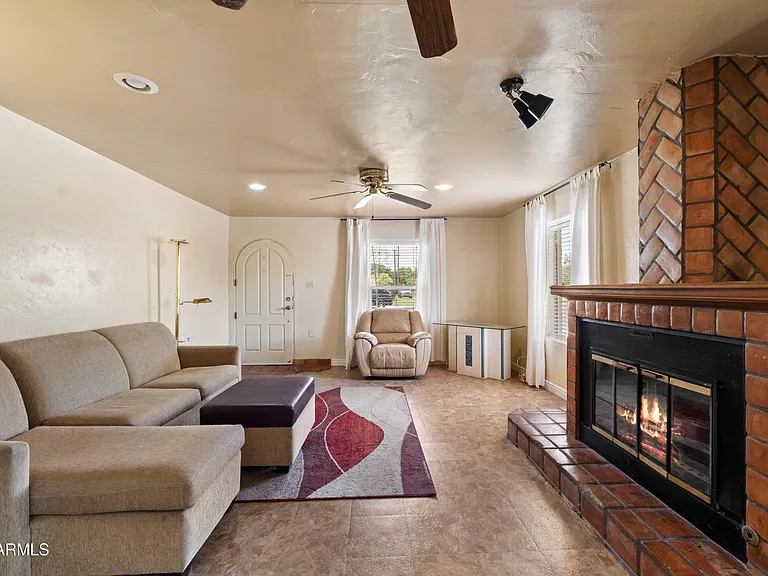 1001 S Roosevelt St — Photo 8