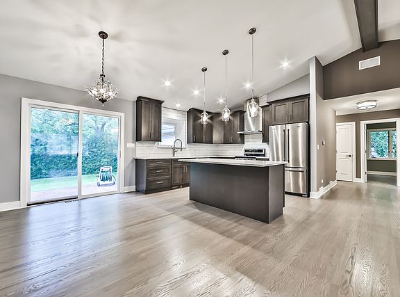 4th image of 708 Albany Ln