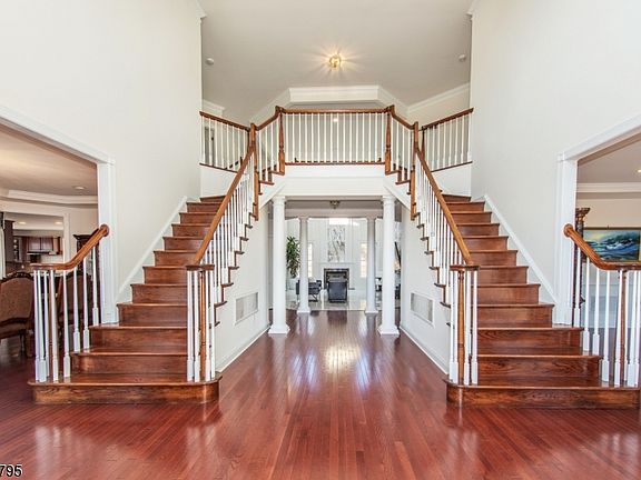 5th image of 15 Chapel Hill Ct