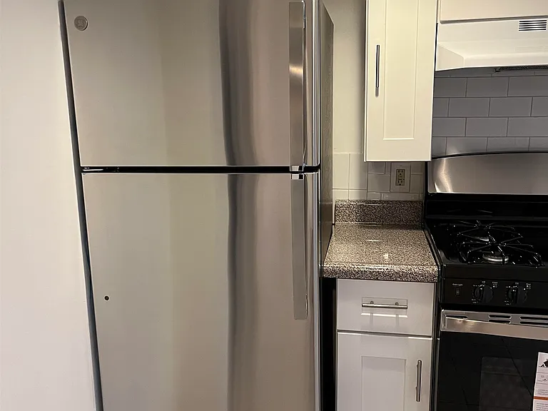 431 Monmouth St — Photo 12