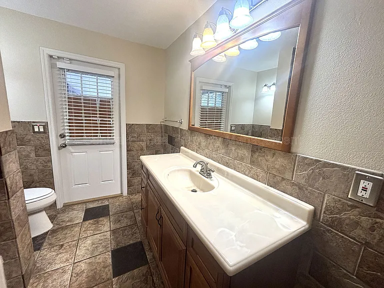 1009 Terry Dr — Photo 10